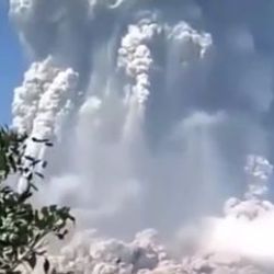 Endonezya'da Merapi Yanardağ'ı patladı