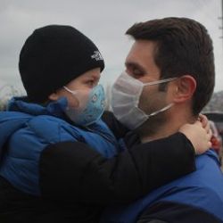 İzmit'te karantinada tutulan oğluna 14 gün sonra kavuştu