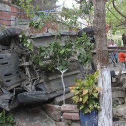 Adana'da otomobil bahçeye düştü