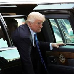 Trump, koronayla boğuşan halkına araba satmaya çalışıyor