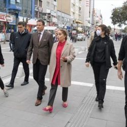 Uşak Valisi caddede bulunanları azarladı