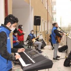 Yurtta karantinada kalanlara mini konser