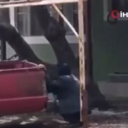 Yaşlı adam, kamyonetin arkasına saklandı