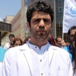 Van'da 30 kişi bir doktoru 15 dakika boyunca dövdü