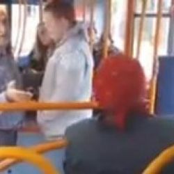 Londra'da kavga ayırmaya çalışan Türk amca İZLE