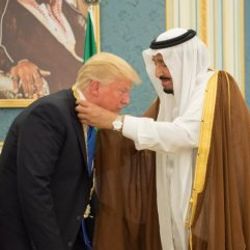 Suudi Kral, Trump'a kaplan kürkünden kaftan hediye etti