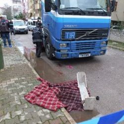 Kocaeli'de tır sürücüsü geri manevra yaparken eşini ezdi