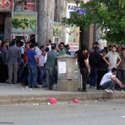 Alperenler Bingöl'de BDP binasını taşladı:1 polis yaralı