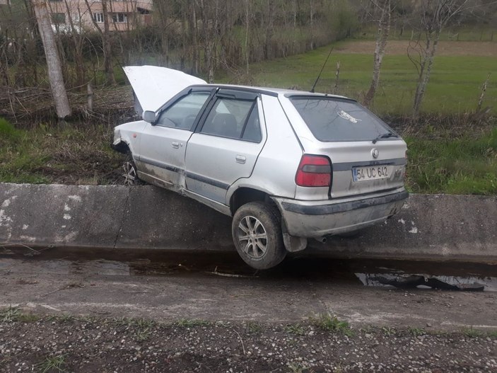 Zonguldak ta kontrolden çıkan otomobil su kanalına girdi