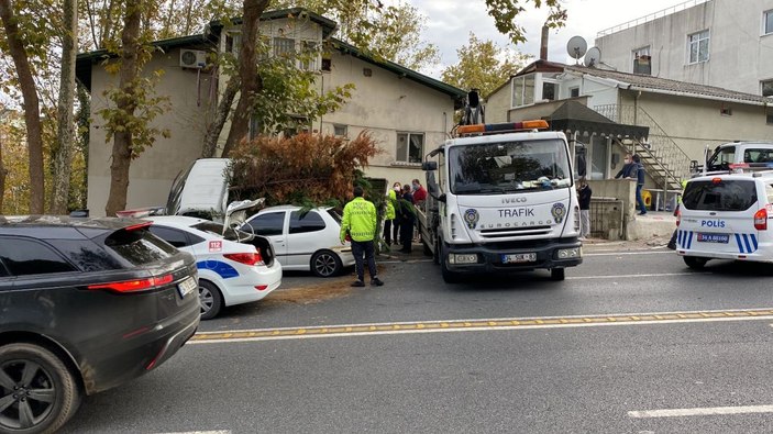 Sarıyerde freni boşalan kamyonet park halindeki araçlara çarptı