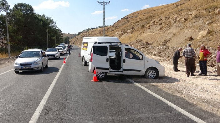 Adıyaman da minibüs ile hafif ticari araç çarpıştı 2 yaralı