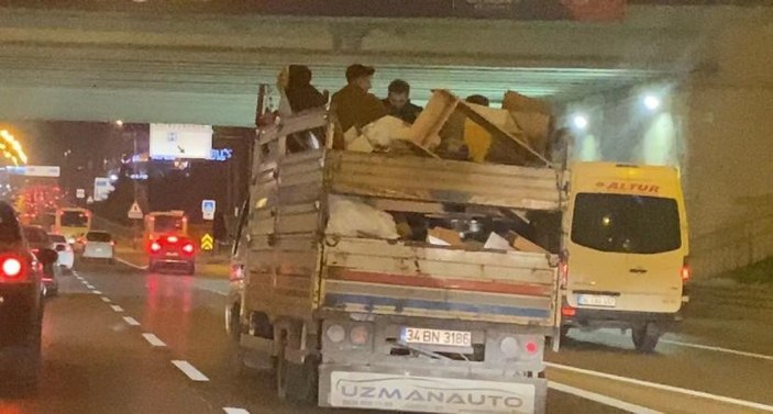 Maltepe deki kamyonet kasasındaki tehlikeli yolculuk kamerada