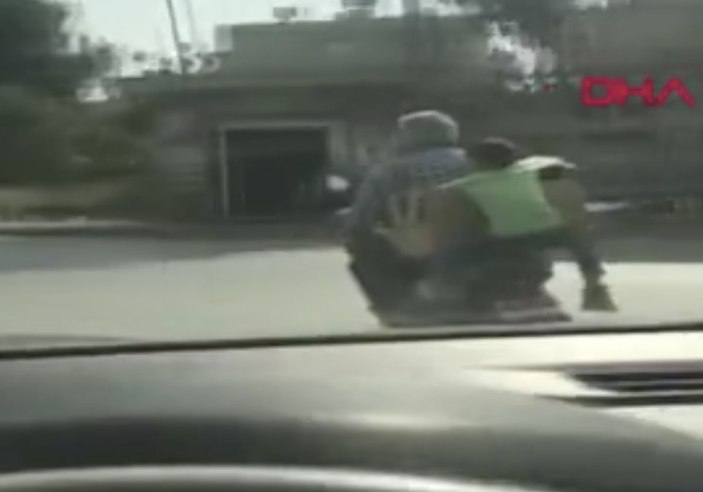 Adana Da Motosiklet Arkas Nda Tehlikeli Yolculuk