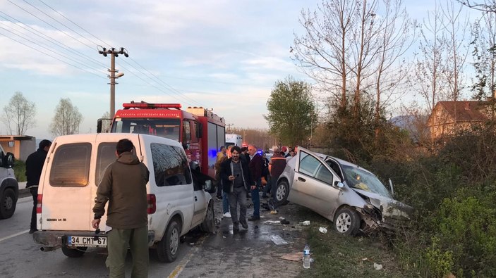 Sakarya da iki araç kafa kafaya çarpıştı 6 yaralı