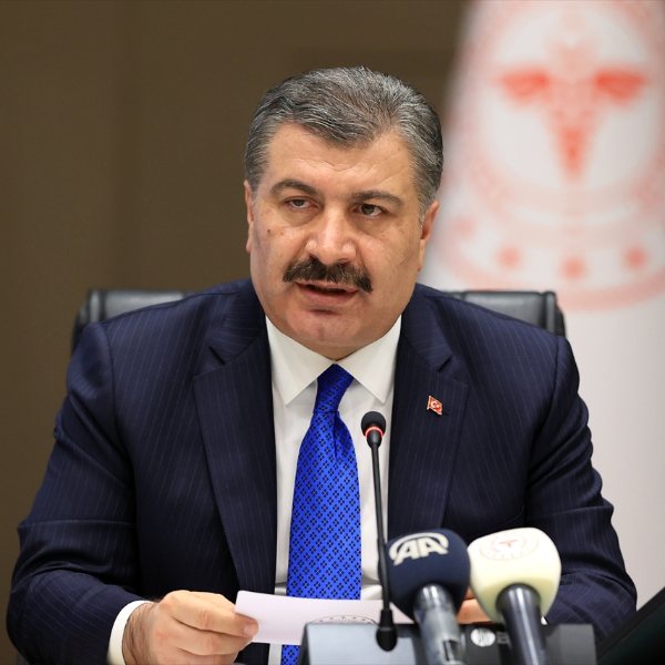 Bakan Koca, hayatını kaybeten sağlık çalışanlarını andı