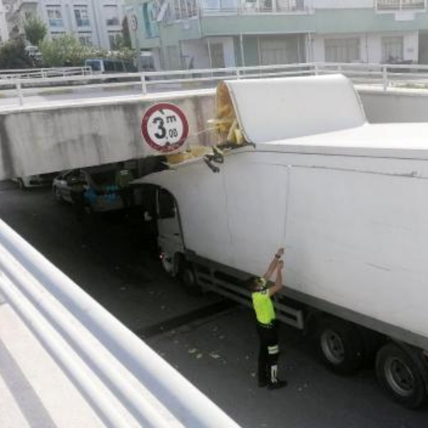Antalya'da kamyon alt geçit girişine sıkıştı