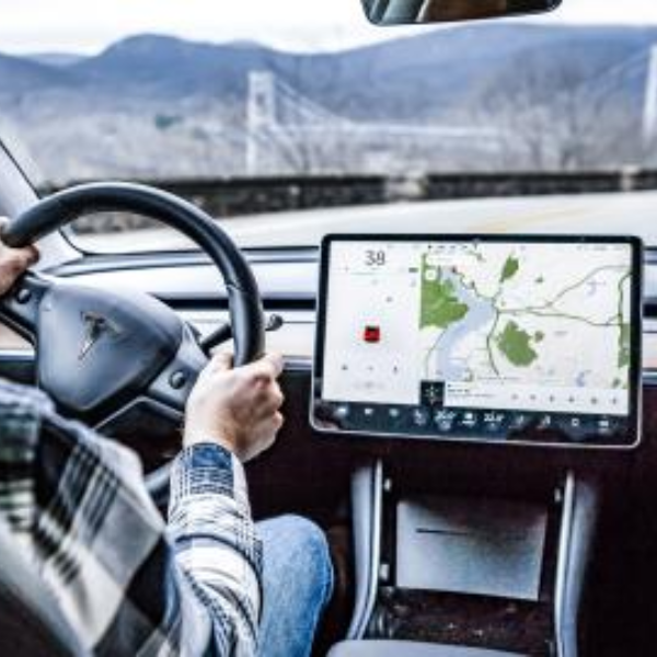 Tesla otomobillere video konferans özelliği gelecek