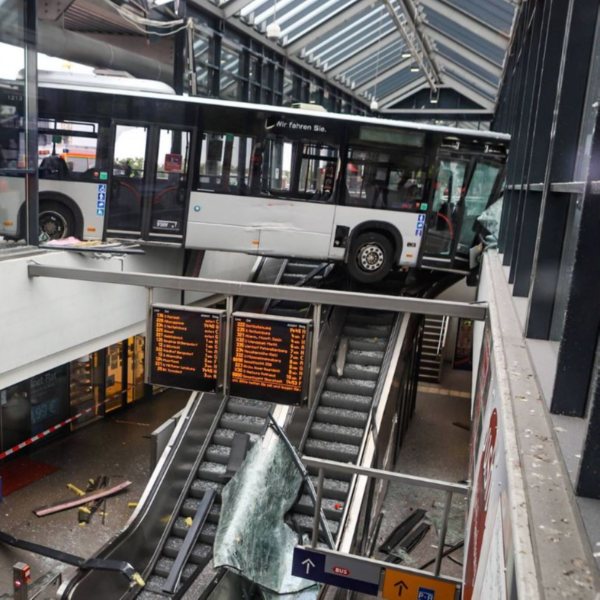 Almanya'da otobüs, tren istasyonuna daldı