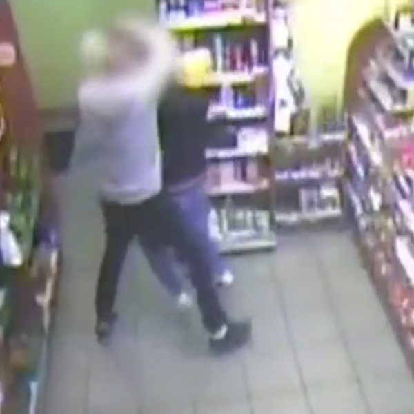 Polonya'da kadın hırsızı müşteri etkisiz hale getirdi