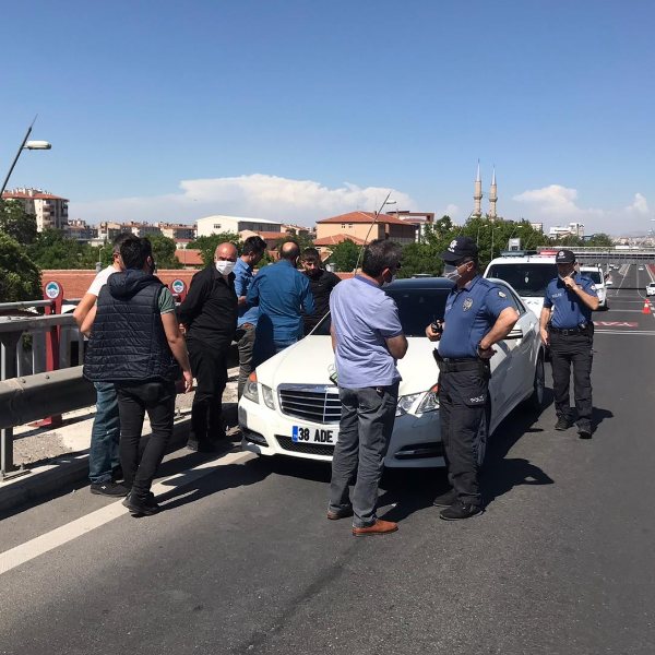 Kayseri'de kaza yaptırdıkları sürücünün parasını çaldılar