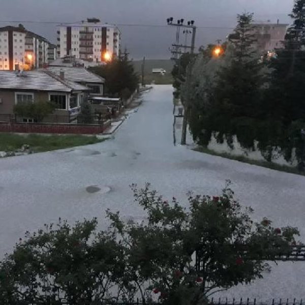 Elmadağ'da dolu yağdı, etraf beyaza büründü