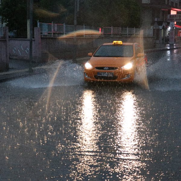 Ankara'da şiddetli yağış su baskınlarına neden oldu