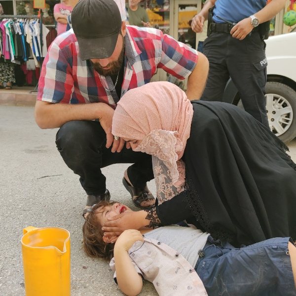Gaziantep'te yola atlayan çocuğa araba çarptı