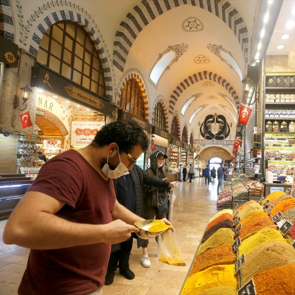 Tarihi Kapalıçarşı ve Mısır Çarşısı kapılarını açtı