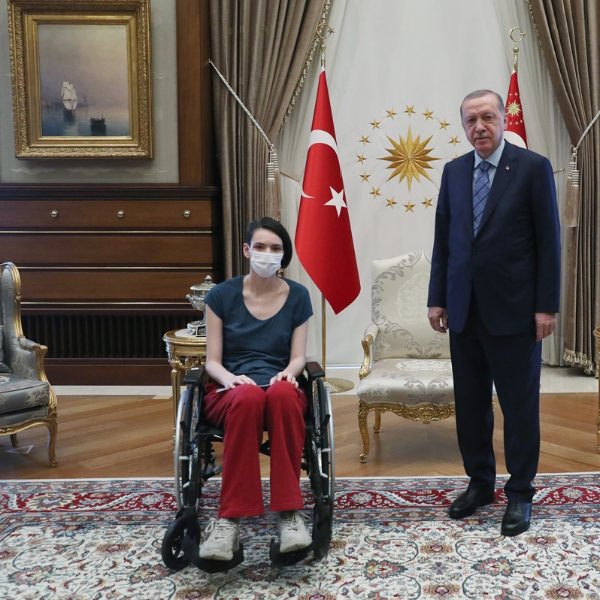 Erdoğan, Genç Milli Voleybolcu Meltem Çetin'i kabul etti