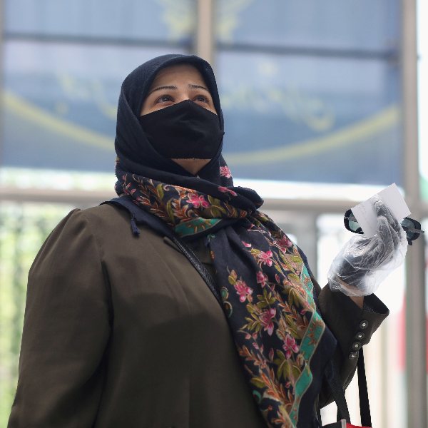 İran'da son 24 saatte 74 kişi daha hayatını kaybetti