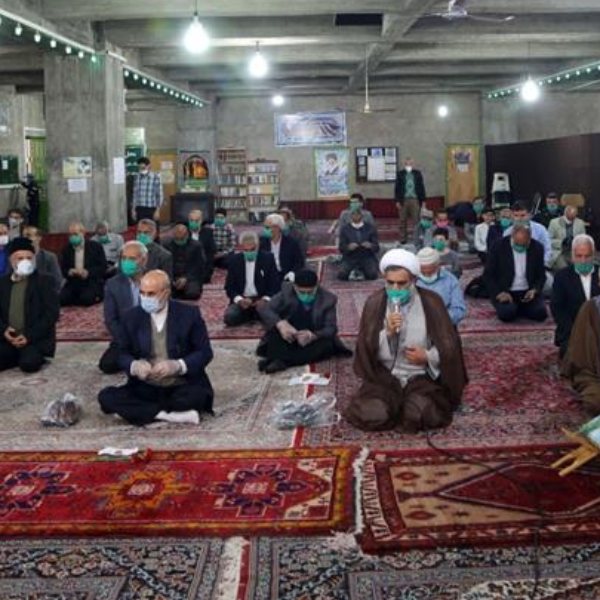 İran'da cuma namazı için maske ve kişisel seccade şartı