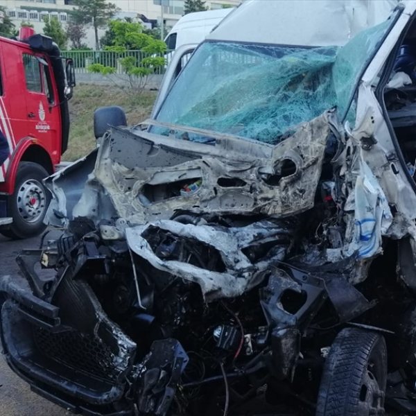 Maltepe'de kamyonetle panelvan çarpıştı: 5 yaralı