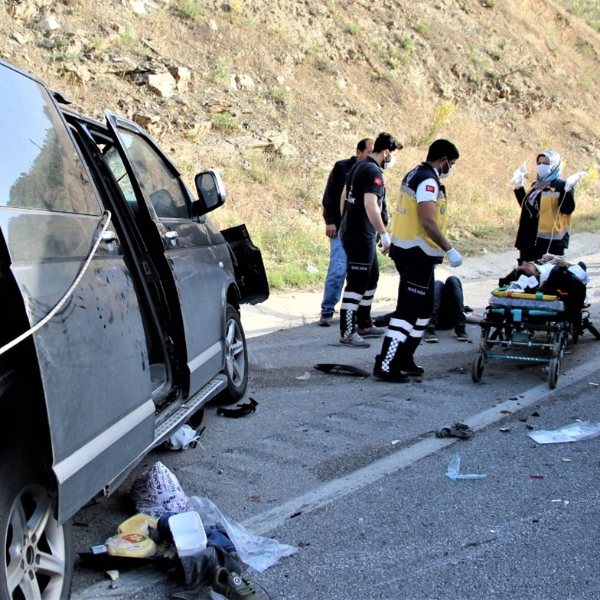 Manisa'da minibüs kamyona çarptı: 4 yaralı