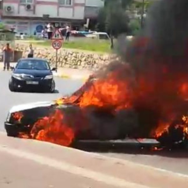 Antalya'da, alev topuna dönen otomobil