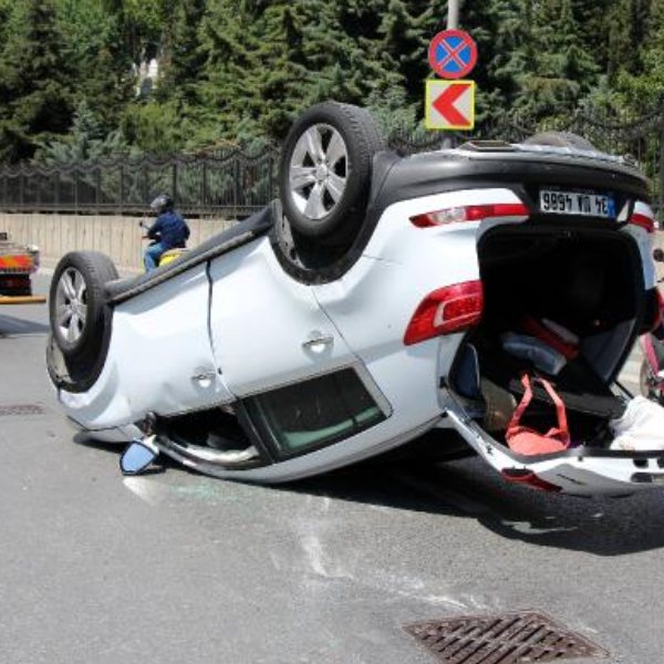 Şişli'de bariyerlere çarpan otomobil takla attı: 1 yaralı