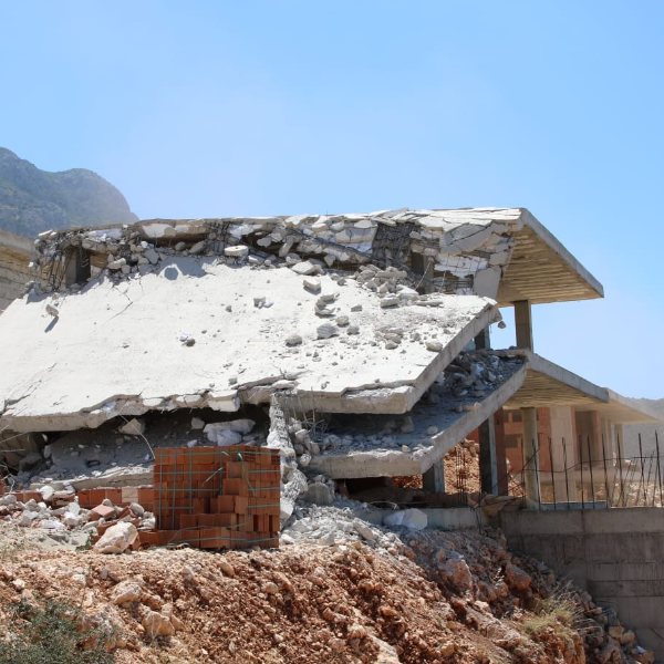 Antalya Kaş'ta kaçak villa yıkımı devam ediyor