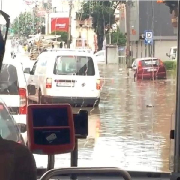 Sağanak yağış, İzmir'de hayatı felç etti