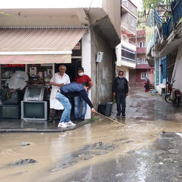 Kayseri'de sağanak yağış sele neden oldu