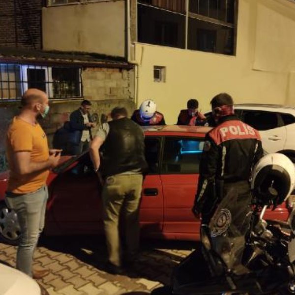 Bursa'da 'dur' ihtarına uymayan sürücü 3 araca çarptı