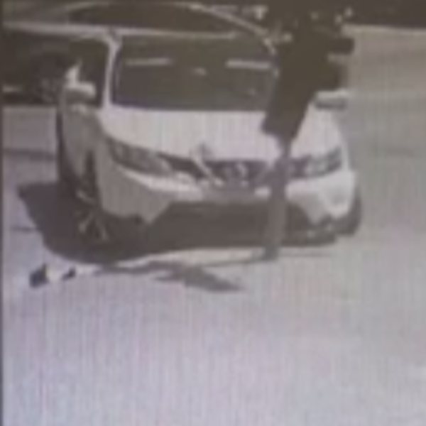 Antalya'da ışık ihlali yaptı, trafik lambasına çarptı