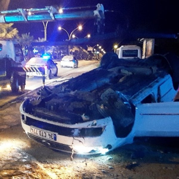 Bodrum'da kavşağa hızlı giren otomobil kaza yaptı