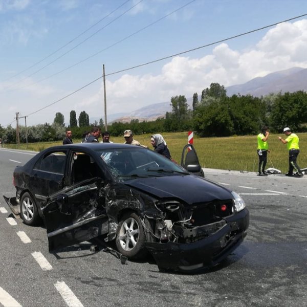 Erzincan'da iki araç çarpıştı: 10 yaralı