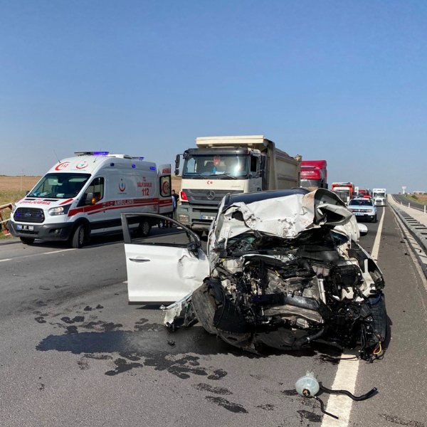 Aksaray'da otomobil traktöre çarptı: 1 ölü 3 yaralı