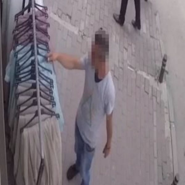 Bursa'da perde çalan hırsızlar kameraya yansıdı