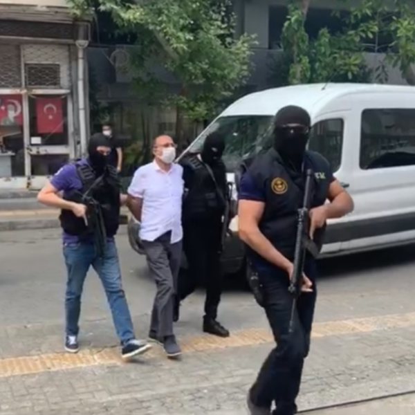 İzmir'de, kırmızı bültenle aranan terörist yakalandı
