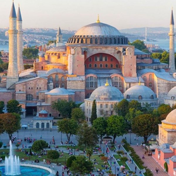 Fransa: Ayasofya herkese açık kalmalı