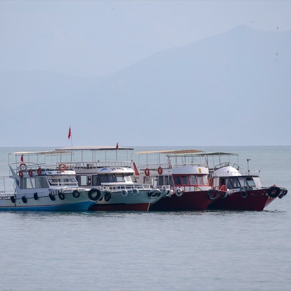 Van Gölü'nde kaybolan tekne aranırken 1 ölü daha bulundu