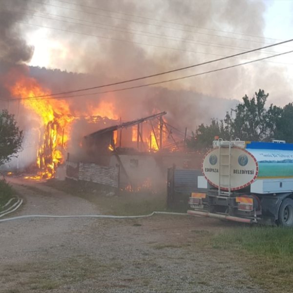 Karabük'te iki evde yangın çıktı