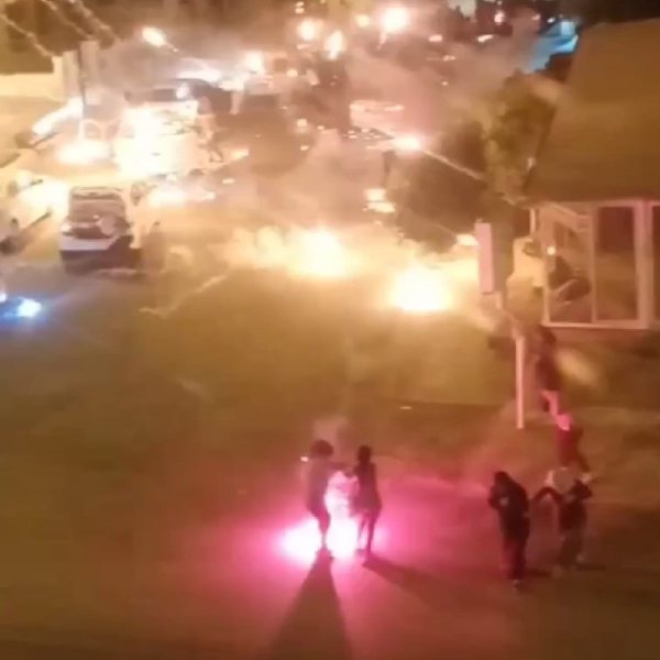 Antalya'da, havai fişek kutusu sokak ortasında alev aldı