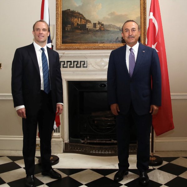 Bakan Çavuşoğlu, İngiltere'de temaslarda bulundu